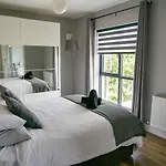 Entire Modern With Seaview And Parking Holiday home