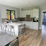 Entire Modern With Seaview And Parking Holiday home